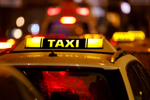 В Питере таксист изрезал ножом слишком внимательного пассажира