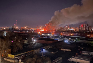 В Воронеже полыхает многоэтажка, всех жильцов эвакуировали — видео