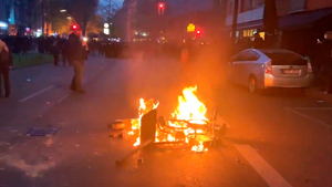 Огненный Первомай в Берлине: протестующие закидали полицию бутылками и дымовыми шашками
