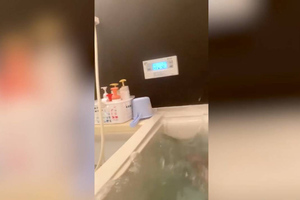 Мощное землетрясение магнитудой 6,8 застало японца в ванной, и он снял это на видео