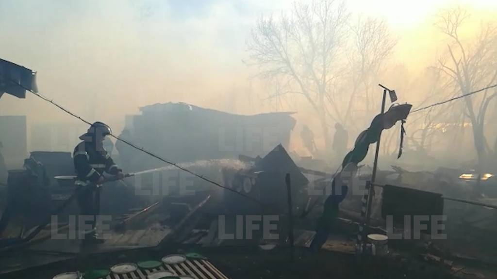 Семь частных домов загорелись в Курганской области