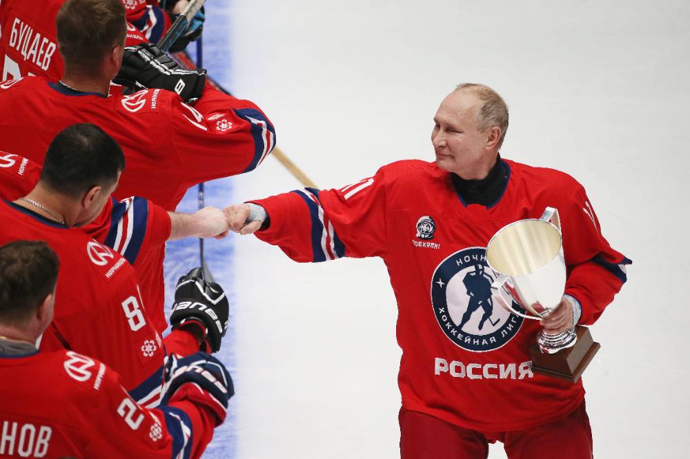 Путин забросил восемь шайб и привёл команду к победе в гала-матче Ночной хоккейной лиги