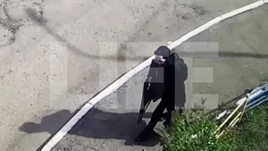 Весь в чёрном и не прячет ружьё: Лайф публикует видео с напавшим на школу в Казани