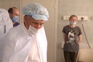 Глава Татарстана навестил в больнице раненных при стрельбе в школе детей