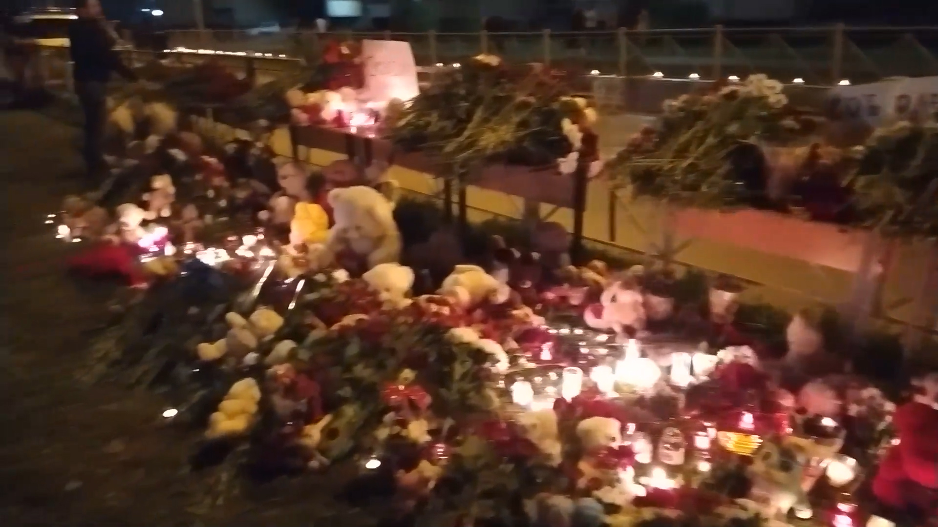 Тысячи жителей Казани ночью продолжают нести цветы и игрушки к гимназии в память о погибших детях
