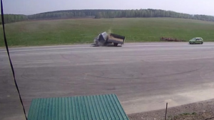 На Урале попал на видео момент лобового столкновения легковушки с "газелью"