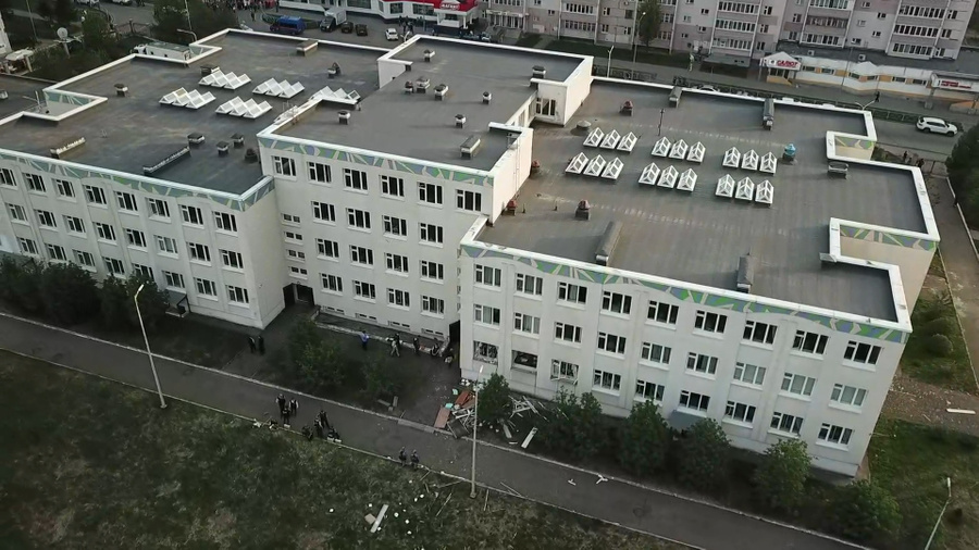 Казанская гимназия № 175, в которой произошла стрельба. Фото с коптера © LIFE 