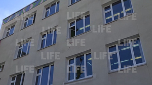 Лужи крови и разбитые стёкла: Лайф публикует видео последствий стрельбы в Казани