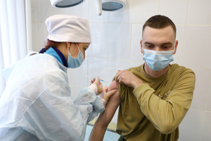 Песков назвал уровень вакцинации в России недостаточным
