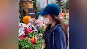 Алина Загитова прилетела в Казань и принесла цветы к мемориалу памяти жертв трагедии