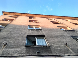 В Оренбургской области маленькая девочка выпала из окна общежития
