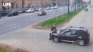 В Петербурге автомобилист сбил пару на электросамокате, на скорости мчавшую по тротуару