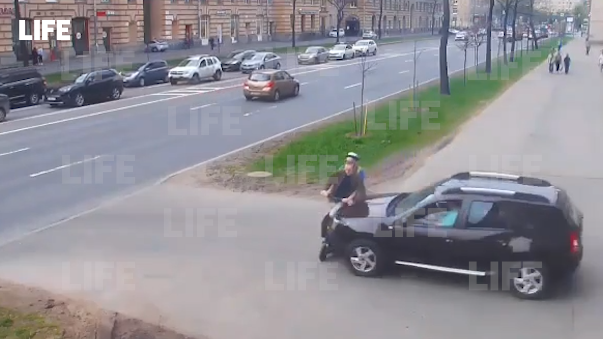 Самокат сбил человека. Мальчика сбила машина на электросамокате. Самокат в Петербурге сбил. Наезд на пешехода на самокате. Сбили женщину на электросамокате на тротуаре.