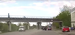 Момент тарана машиной сенатора Королёва другого авто в Липецке попал на видео