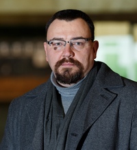 <p>Мне кажется, что у нас процедура получения лицензии и так бюрократизирована дальше некуда. Всё слишком долго, сложно и муторно. Что тут поменять, сказать трудно. Было предложение ввести тестирование на полиграфе. Я согласен, но давайте он будет не в частной конторе, а в государственной. Но тогда человек должен его бесплатно проходить. Не нравятся справки из частных медцентров? Не вопрос, давайте государственные сделаем, но тоже бесплатно или за какие-то минимальные деньги</p>