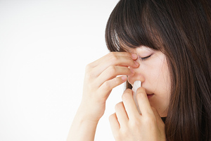 Носовые кровотечения могут указывать на серьёзные болезни, предупредила врач
