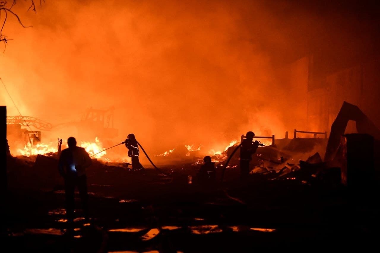 В Екатеринбурге крупный пожар охватил частный сектор, есть угроза взрыва