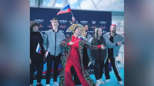 Манижа появилась на красной дорожке Евровидения-2021 в кокошнике и красном комбинезоне
