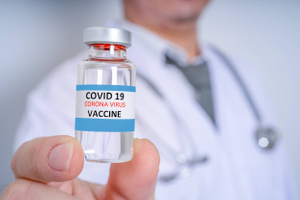 "Вы всё врёте": Самые популярные мифы о вакцинации от ковида с комментариями практикующего врача