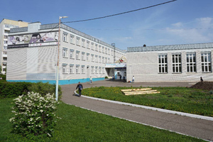 Дети из казанской гимназии, где произошла стрельба, начали учёбу в соседней школе