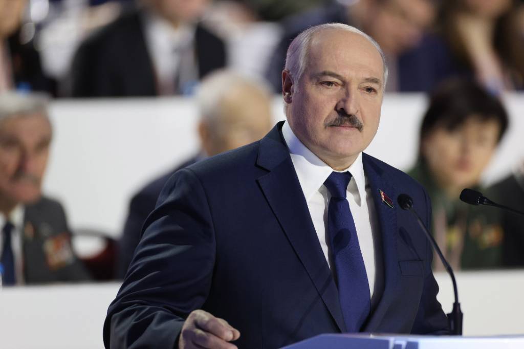 Лукашенко разрешил белорусским силовикам использовать оружие на митингах