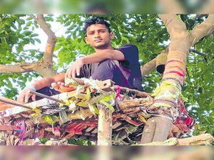 Студент прожил на верхушке дерева 11 дней из-за коронавируса