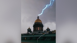 Эпичный удар молнии в купол Исаакиевского собора в Петербурге попал на видео