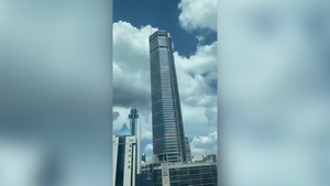Новая Пизанская башня: в Китае накренился 300-метровый небоскрёб и привёл в ужас местных жителей и туристов