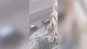 Первый пострадавший от пыльной бури в Астрахани: на прохожего рухнул балкон