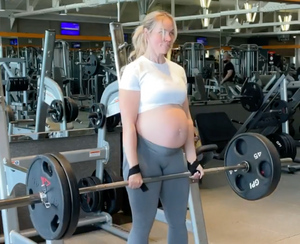 В Сети боятся за здоровье будущего ребёнка, чья мама незадолго до родов тренируется с весом 140 кг