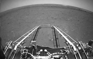 Китайский марсоход прислал фото и видео с поверхности Красной планеты