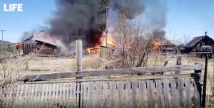 В Иркутской области крупный пожар охватил почти половину посёлка, сгорело уже 17 домов