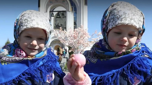 Пятилетние сёстры-близняшки поздравили жителей Москвы с Пасхой, подарив куличи и крашеные яйца