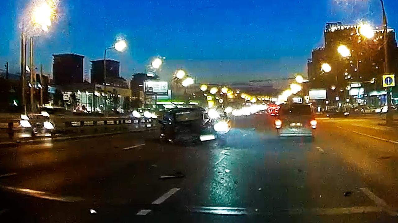 Чуть не выбил "страйк" из машин: BMW без колеса на огромной скорости перевернулся в Москве