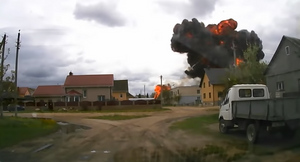 Момент падения самолёта на жилой квартал в Белоруссии попал на видео
