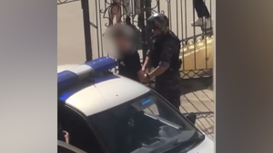Появилось видео задержания лицеиста из Прикамья, ножом порезавшего учителя физики
