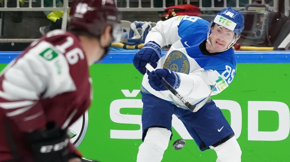 Латвийцы после победы над Канадой уступили Казахстану на ЧМ по хоккею
