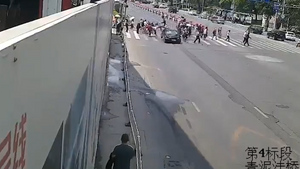 В Китае водитель на скорости влетел в толпу, четыре человека погибли
