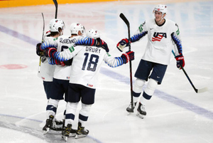 США разгромили Канаду в североамериканском дерби на ЧМ по хоккею
