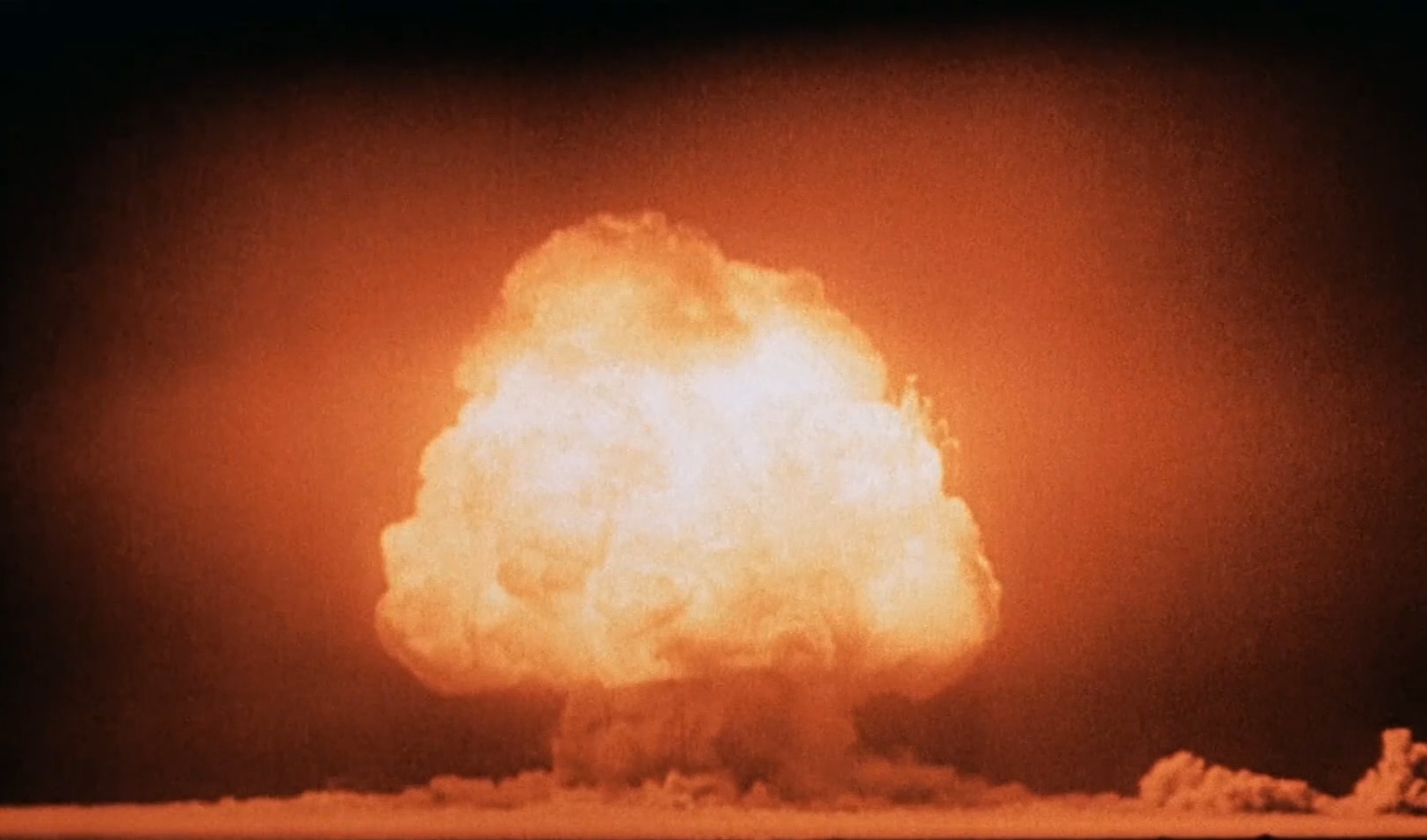 Грибовидное облако через несколько секунд после детонации первой атомной бомбы на полигоне Аламогордо, 16 июля 1945 года. Фото © Wikipedia