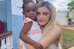 "Королева "Тиктока" выбрала себе дочь среди голодающих детей, к которым прилетела в Африку