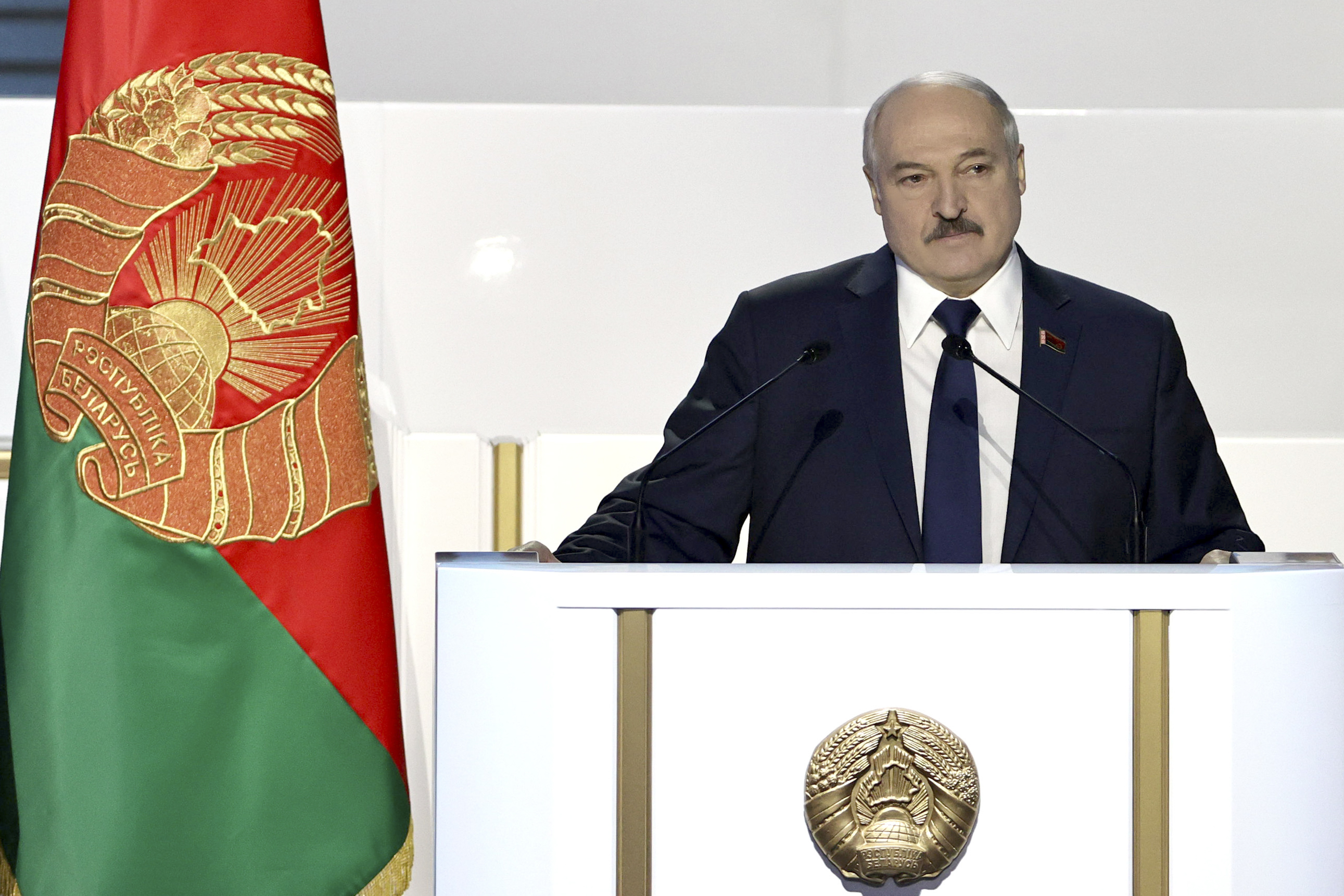 Лукашенко подписал указ о военном времени. Лукашенко. Лукашенко 2021. Лукашенко Кыргызстан. Лукашенко подписывает указ.