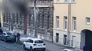 Едва не задело женщину: Опубликовано видео обрушения лепнины с исторического дома в центре Петербурга
