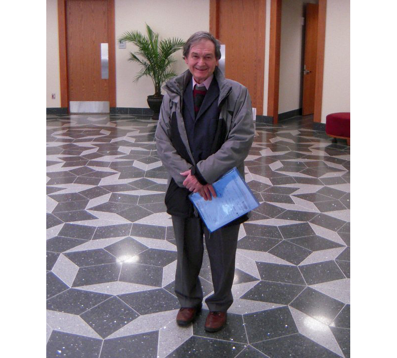 Физик Роджер Пенроуз на фоне пола, выложенного мозаикой Пенроуза. Фото © wikipedia