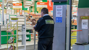 ЧОП в законе: Россиян заставят выворачивать карманы перед охранниками в магазинах
