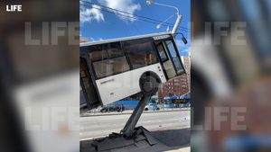 Зажало нижнюю часть туловища: Очевидица рассказала о спасении водителя "взлетевшего" на столб автобуса в Петербурге