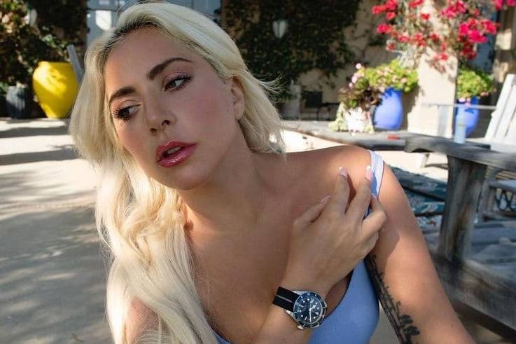 Леди Гага набралась смелости показать свою самую аппетитную часть в бикини, дав фанатам тонкий намёк