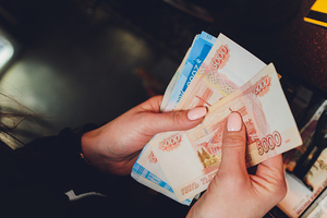 Россияне раскрыли, за какую зарплату отказались бы от отпуска