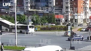 Момент "взлёта" автобуса на фонарный столб в Петербурге попал на видео