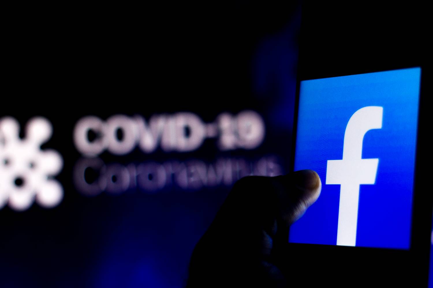 Facebook перестанет удалять посты об искусственном происхождении ковида